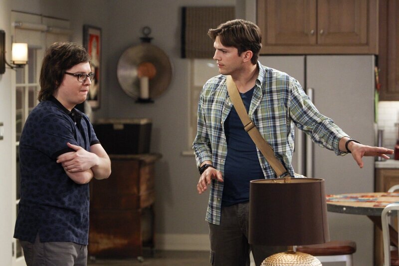 Barry (Clark Duke, l.) hat sich bei Walden (Ashton Kutcher, r.) häuslich niedergelassen, allerdings nicht, um wie angekündigt an einem neuen Projekt zu arbeiten, sondern um mit Waldens Buddies abzuhängen. Allmählich hat Walden die Nase voll davon … – Bild: Warner Brothers Entertainment Inc.