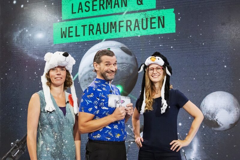 Martin Puntigam mit Ruth Grützbauch und Carmen Possnig. – Bild: ORF/​Regine Schöttl
