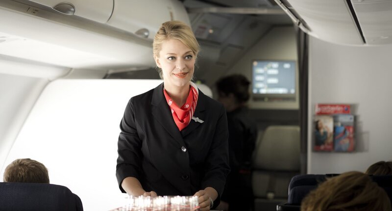 Birgit (Heike Makatsch) fliegt als Stewardess um die Welt. – Bild: BR/​Neue Schönhauser Filmproduktion GmbH/​Nadja Klier