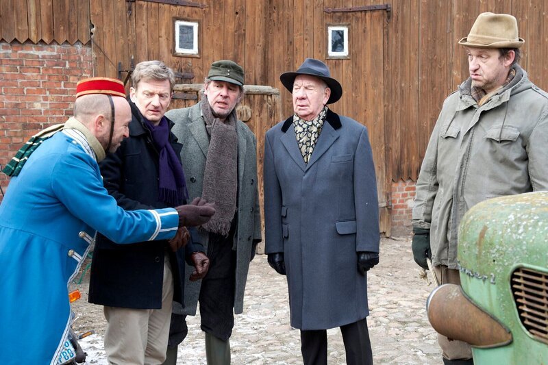 Der „Stadtschinken“ inmitten seiner zukünftigen Nachbarn. V.li.n.re.: Kuno (Sven Walser), Markus Schnuck (Michael Kessler), Kurt Brakelmann (Jan Fedder), Bürgermeister Schönbiehl (Günter Kütemeyer) und Adsche Tönnsen (Peter Heinrich Brix). – Bild: Sandra Hoever