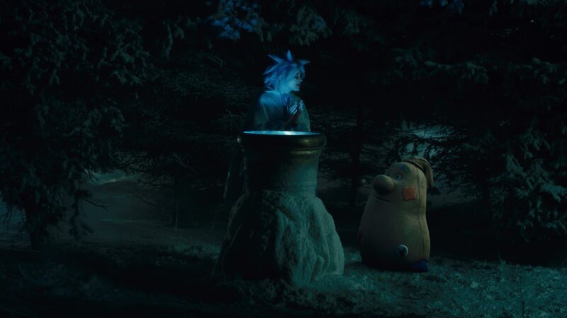 Die Elfe Rosabella (Anna Fischer) hilft Beutolomäus mit einem weihnachtlichen Zauber. – Bild: KiKA/​WunderWerk