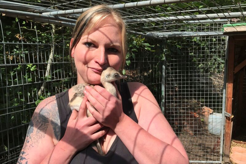 Tierpflegerin Vanessa Weinhold mit einem Nandu-Küken. – Bild: HR/​Antje Mergel