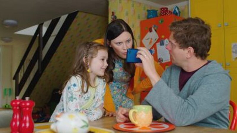Simon (r. James Merry) zeigt Evi (l. Tahliya Lowles) und Tess (Mi. Andrea Valls) ein Video, das er zugeschickt bekommen hat. – Bild: ZDF/​Darrall MacQueen