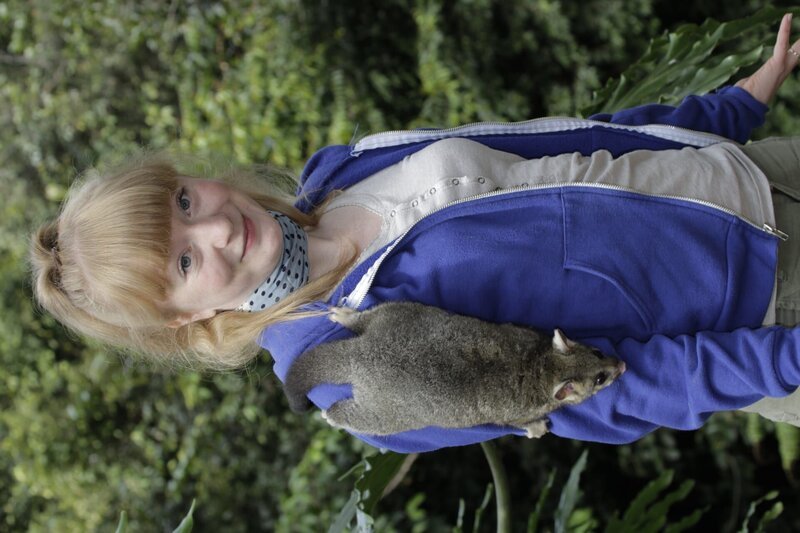 Paula mit einem Possum. – Bild: BR/​TEXT + BILD Medienproduktion GmbH