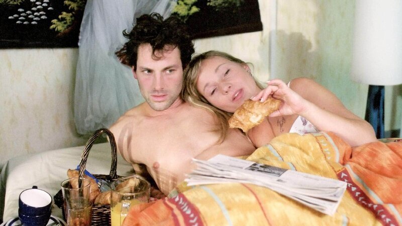 David (Jost Pieper) und Daniela (Corinna A. Horn) haben eine leidenschaftliche Nacht miteinander verbracht. Doch David fühlt sich am nächsten Morgen nicht wohl in seiner Haut … – Bild: MG RTL D /​ Stephanie Kulbach