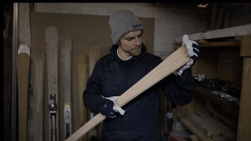 Belgien: Der Ort, wo alles begann: In der Werkstatt im Garten seiner Eltern hat Jasper die ersten Prototypen gebaut. Noch heute ist er oft dort, um an seinen Base Ski zu feilen. – Bild: Dieter Stürmer