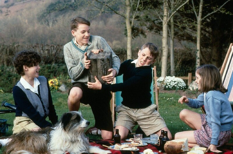 Die 5 Freunde bemühen sich, die Kiste, die sie auf dem gestrandeten Schiffswrack gefunden haben, zu öffnen. (v.l.n.r.: Tim – Connal, George – Jemina Rooper, Julian – Marco Williamson, Dick – Paul Child und Anne – Laura Petela) – Bild: Simon Mein