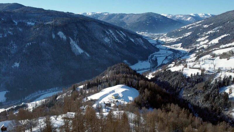 Wenn sich Reif und Schnee über das Murtal legen, offenbart sich der ganze friedliche Zauber dieser Region. Hier, wo sommers alles sprießt, sorgt das weiße winterliche Kleid der Landschaft für ein überaus stimmungsvolles Ambiente. Im Bild: Murtal. – Bild: Weinmann / ORF Wenn sich Reif und Schnee über das Murtal legen, offenbart sich der ganze friedliche Zauber dieser Region. Hier, wo sommers alles sprießt, sorgt das weiße winterliche Kleid der Landschaft für ein überaus stimmungsvolles Ambiente. Im Bild: Murtal. – Bild: Weinmann / ORF