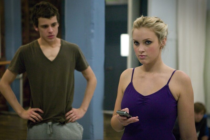 Abigail hat Taras Ethan-Liste mit den Pros und Kontras an die gesamte Schule gemailt. Kat (Alicia Banit), Ethans Schwester, liest die Nachricht und ist sauer. Nutzt Tara Kats Freundschaft nur aus, um an Ethan ran zu kommen? – Bild: ZDF und Steve Brack