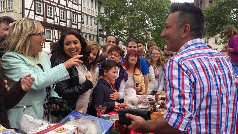 Trödelexperte Mauro Corradino (re.) auf dem FlohmarktTrĂ¶delexperte Mauro Corradino (re.) auf dem Flohmarkt – Bild: RTL Zwei