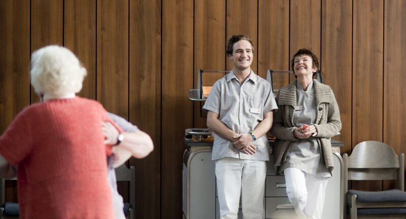 Rita (Katrin Sass) und Pfleger Tobias (Frederick Lau) vertragen sich. – Bild: BR/Neue Schönhauser Filmproduktion GmbH/Nadja Klier Rita (Katrin Sass) und Pfleger Tobias (Frederick Lau) vertragen sich. – Bild: BR/Neue Schönhauser Filmproduktion GmbH/Nadja Klier