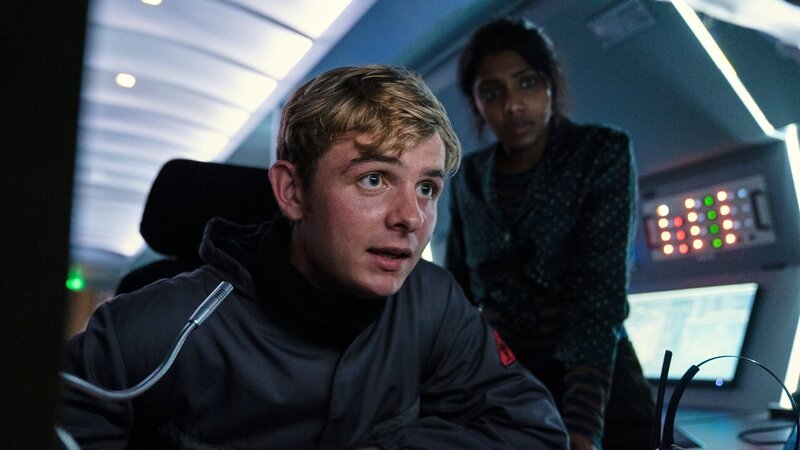Alex (Otto Farrant) und Sabina (Charithra Chandran) läuft die Zeit davon. Sie haben nur wenige Sekunden, um eine Katastrophe zu verhindern. – Bild: ZDF/​Mark Mainz