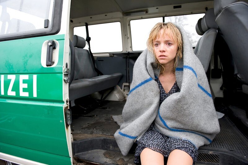 Die Aufregung über die Leichen und die Fragen, was da passiert sein könnte, nimmt die Polizisten so in Anspruch, dass niemand mehr an Birte Schwarz (Johanna Klante) denkt. – Bild: Marc Meyerbröker