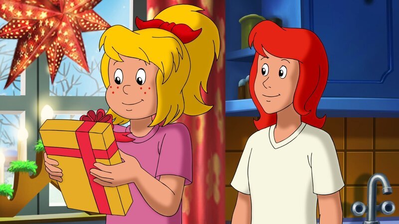 Weihnachten in Falkenstein. Bibi (l.) ist neugierig, was Tina (r.) ihr schenkt. Leider hat sie ihr Paket am Bahnhof liegen lassen. – Bild: ZDF/​Kiddinx GmbH, Berlin