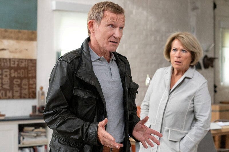 Overbeck (Roland Jankowsky), Anna Springer (Rita Russek) – Bild: ZDF Enterprises GmbH
