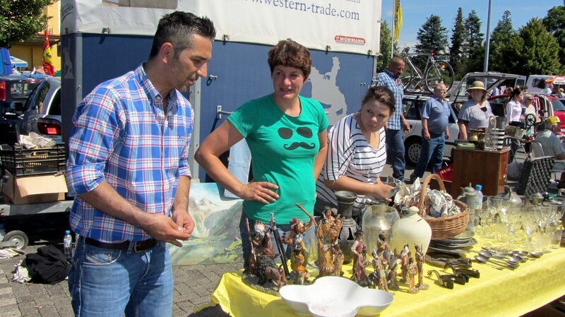 Trödelprofi Mauro Corradino mit Angie und Sandra auf dem Flohmarkt. – Bild: RTL II