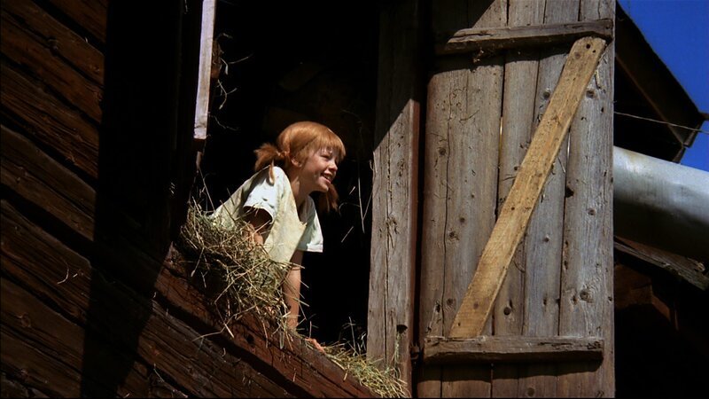 Pippi (Inger Nilsson) hat die Nacht mit ihren Freunden auf dem Heuboden verbracht. – Bild: Studio 100 media