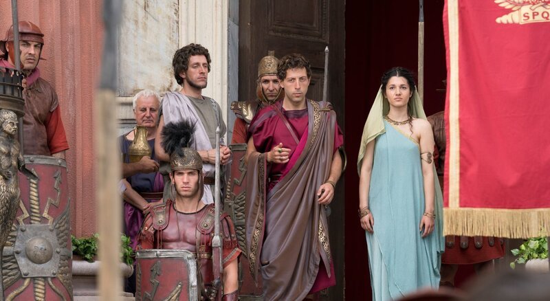 Spielszene: Domitian (Leart Dolce) verfolgt von seinem Tempel aus dem Umzug. – Bild: Simon Varsano Spielszene: Domitian (Leart Dolce) verfolgt von seinem Tempel aus dem Umzug. – Bild: Simon Varsano