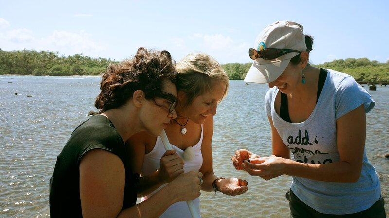 Bettina und Eva wollen in die Natur, ans Meer … Am Galeta Island Marine Education Center werden sie von Meeresbiologin Carmen begrüßt. Ihr Chef Dr. Stanley Heckadon-Moreno erklärt den Schwäbinnen die historische Lage des Instituts. Leider ist das früher blühende Korallenriff durch Umweltkatastrophen ziemlich zerstört worden. – Bild: BR/​David Enge