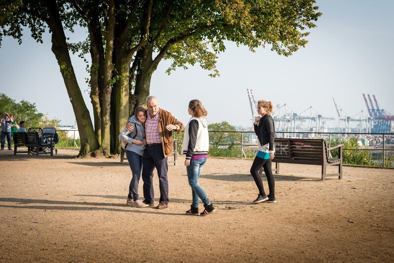Thies Wildberger versucht, seine Enkelin Svenja vor den aggressiven und gewaltbereiten Mädchen Britta und Annalena zu schützen. – Bild: Boris Laewen
