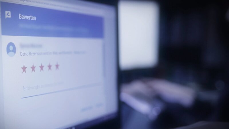 Die meisten Deutschen (rund 66 Prozent) lesen eine Internet-Bewertung, bevor sie sich für einen Kauf oder eine Dienstleistung entscheiden. – Bild: Stephan Thöne