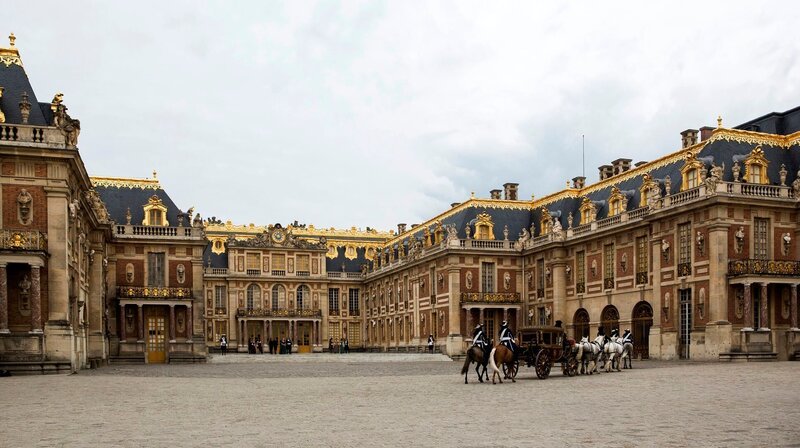 Schloss Versailles. – Bild: WDR/​Tibo et Anouchka/​Capa Drama/​Banijay Studios France/​Entre Chien et Loup /​Canal+