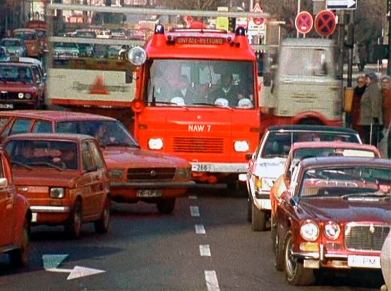 Der Notarztwagen 7 auf dem Weg zum Unfallort. – Bild: HR/​hr media
