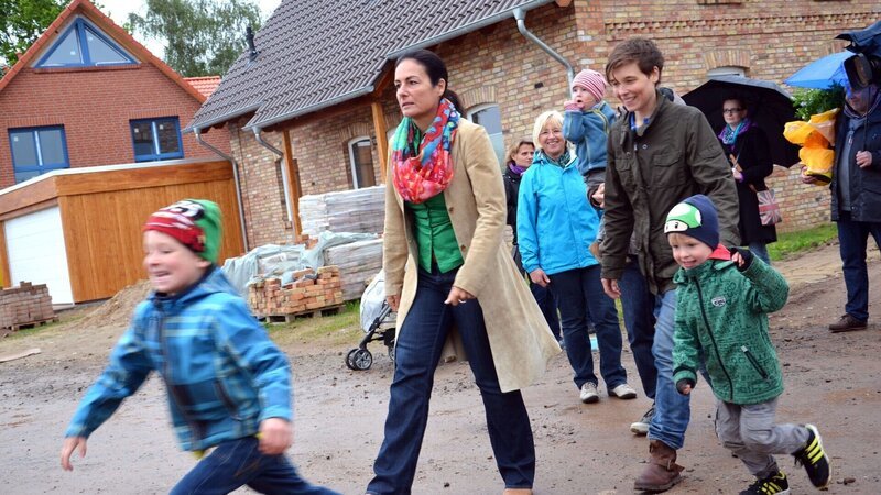 Manuela (li.) und Familie Gräber – Bild: RTL II