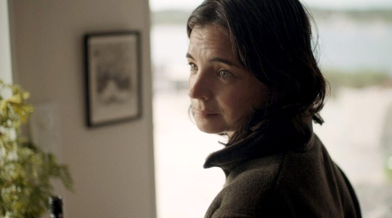 Gloria (Louise Peterhoff) hat ein Geheimnis. – Bild: ARD Degeto/​Viaplay Group