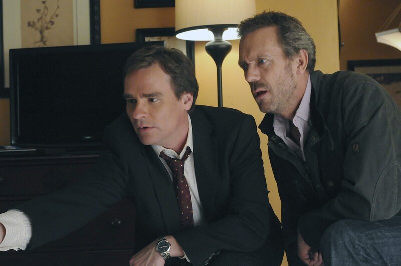 Noch ahnen Wilson (Robert Sean Leonard, l.) und House (Hugh Laurie, r.) nicht, dass sie die junge Frau besser nicht untersuchen sollten. – Bild: Universal Network Television LLC