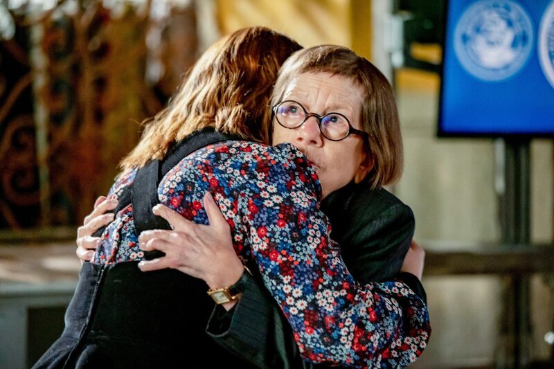 (v.li.): Linda Hunt (Henrietta ‚Hetty‘ Lange), Renée Felice Smith (Nell Jones). – Bild: ORF/​Sevenone International/​CBS