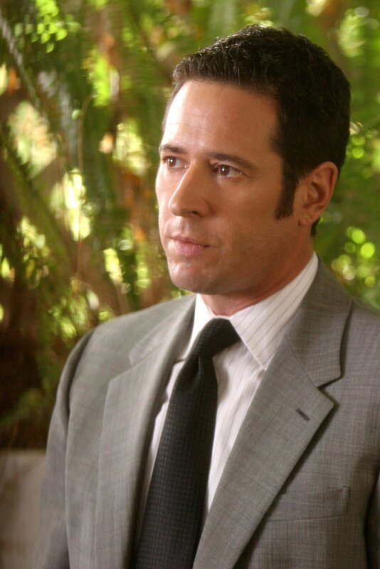 Don (Rob Morrow) und sein Team ermitteln in einem verwirrenden Fall, denn die Fahndung nach einem vermissten Gemälde bringt sie zu einem Mordfall … – Bild: CBS International Television Lizenzbild frei