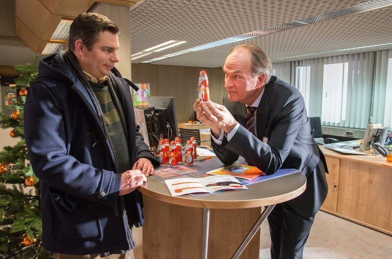 Hübner will Riedl einen Bausparvertrag verkaufen. – Bild: ARD/​TMG/​Marco Meenen
