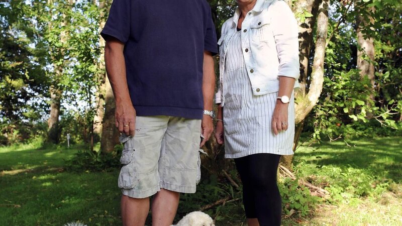 Im Forest of Dean treffen Simon und das Team auf das halbrentnerische Ehepaar Becky und David. – Bild: TVNOW/​ A Plimsoll Productions Ltd