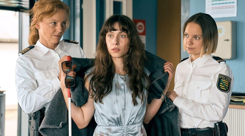 Hauptkommissarin Maike Junghans (Carina Wiese, l.) und Kommissarin Jana Macourek (Barbara Prakopenka, r.) führen blinde Rieke Malow (Senita Huskic, l.) in den Besprechungsraum. – Bild: ARD/​Rudolf Wernicke