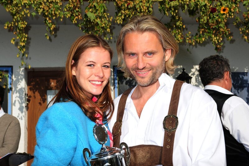 Gitti (Kathleen Fiedler, l.) und Michael (Erich Altenkopf, r.) – Bild: ARD /​ Ann Paur