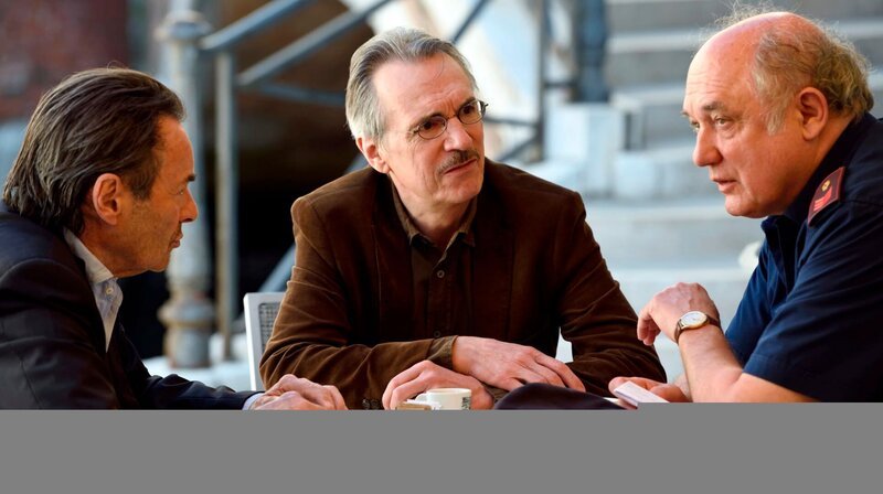 Kommissar Brunetti (Uwe Kockisch, li.) und Vianello (Karl Fischer, re.) vernehmen den Zeugen Dalla Lana (Stephan Bissmeier), dessen Freund ermordet wurde. – Bild: ARD Degeto/​Nicolas Maack