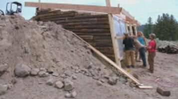 Gewächshausbau. – Bild: Warner Bros. Discovery