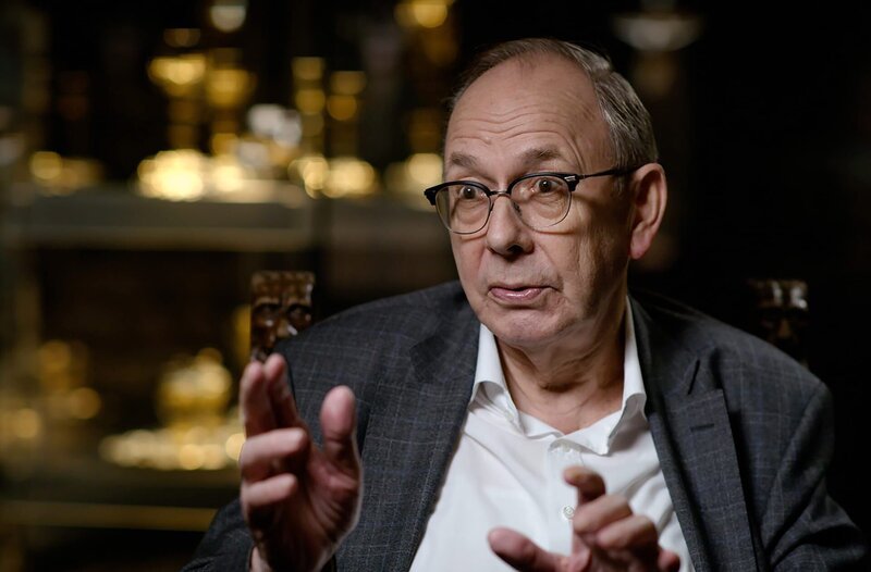 Norbert Feldhoff, war erst seit kurzem als Generalvikar beim Dom beschäftigt und mit 35 Jahren mit großem Abstand der Jüngste. – Bild: WDR/Dierk Fechner Norbert Feldhoff, war erst seit kurzem als Generalvikar beim Dom beschäftigt und mit 35 Jahren mit großem Abstand der Jüngste. – Bild: WDR/Dierk Fechner