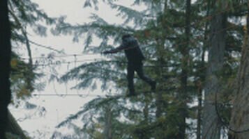To prove their strength, the survival fighters have to transport a fictional prisoner 16 kilometers through the undergrowth. – Bild: Warner Bros. Discovery