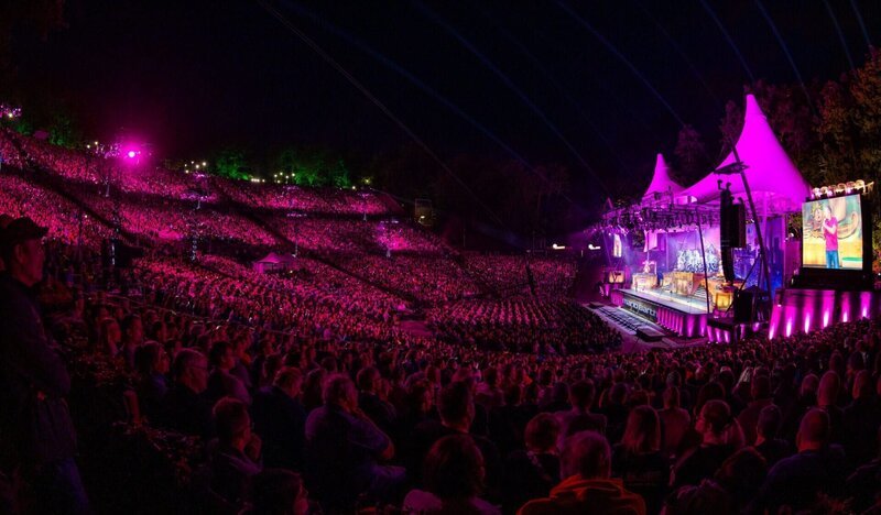 Mario Barth mit seinem Live-Programm „Männer sind Frauen, manchmal aber auch … vielleicht“ auf der Waldbühne in Berlin – Bild: RTL /​ Sebastian Drüen