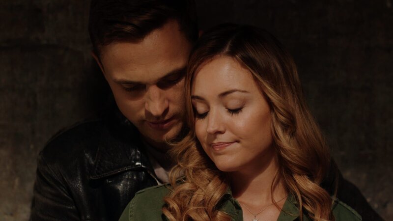 Obwohl Liam (William Moseley, l.) sich eigentlich voll und ganz auf den nächsten Schritt gegen Robert konzentrieren müsste, macht er sich Sorgen um Katheyns (Christina Wolfe, r.) Sicherheit. Zu Recht? – Bild: Lions Gate Entertainment Inc.