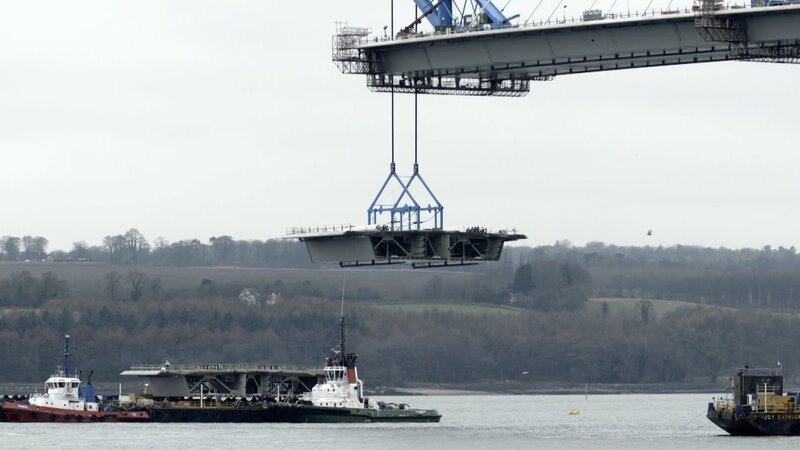 Riesige Kräne, die zusammen bis zu 10.000 Tonnen heben können, werden dann zum Entladen der „MV Lone“ eingesetzt. – Bild: Discovery Channel
