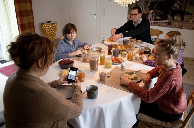 Trügerische Idylle: Partei-Aussteigerin Sabine Leuken mit Ehemann Stefan und den Kindern Leni, Fritzi und Albert. – Bild: ARD Degeto/​RBB/​Kerstin Jacobsen