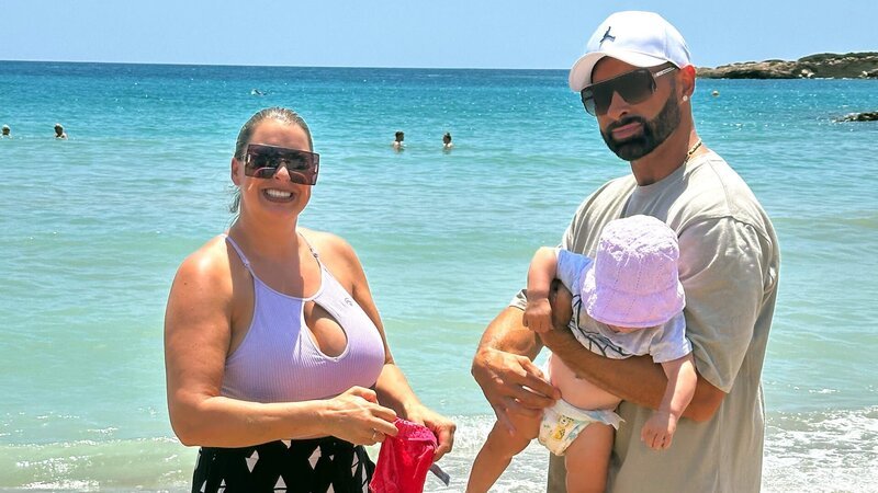 Virginia (38), Andrew (44) and Ayvabelle-Hope (1) Familie Weiß gönnt sich ein Wochenende am Strand von Zypern. – Bild: RTLZWEI
