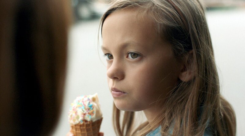 Mathilda (Heidi Blanck) gibt ihrer Mutter Kraft. – Bild: ARD Degeto/​Viaplay Group