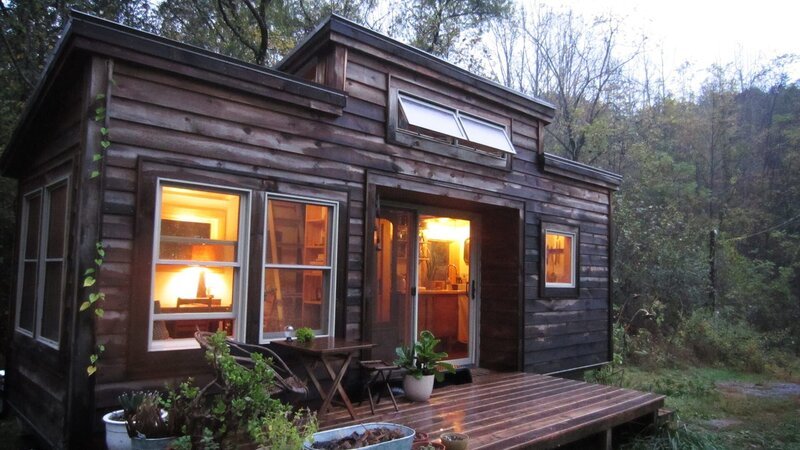 Glass artists Lance and Amanda want a tiny house with space for a studio, or at least a spacious plot of land for an extension. – Bild: HGTV