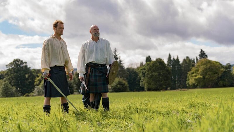Sam Heughan (l.) und Graham McTavish. Die Verwendung des sendungsbezogenen Materials ist nur mit dem Hinweis und Verlinkung auf TVNOW gestattet. – Bild: TVNOW /​ Starz Entertainment