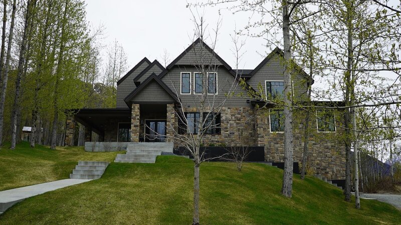 The front of Bear Ridge house has a long walkway with multiple stairs to the front door with a sliding door on the left, for Ashleigh and Ashley’s house search, in Anchorage, Alaska, as seen on Great American Country’s Living Alaska. – Bild: Scripps Networks, LLC.