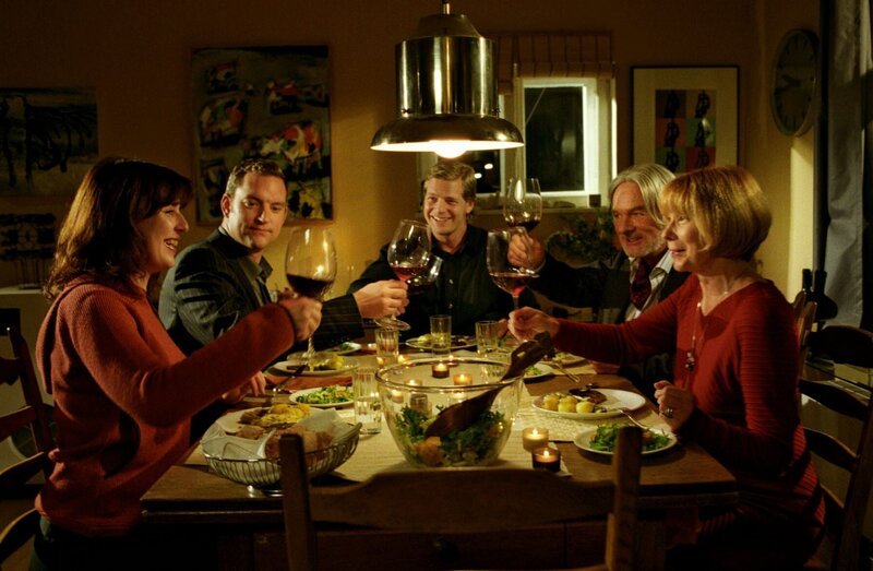 Dank Leos (Henning Baum, M.) Charme wird Ninas (Elena Uhlig, l.) Essen für Florians (Christian Kahrmann, 2.v.l.) Eltern (Claus Peter Clausnitzer, 2.v.r. und Ursela Monn, r.) zu einem Erfolg … – Bild: SAT.1 /​ Christian A. Rieger